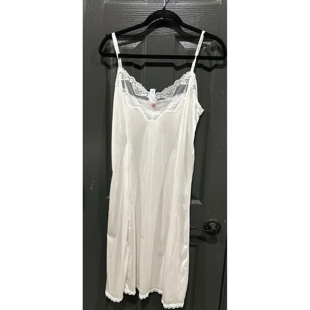 Melody Lingerie Vintage White Lace Trim Full Slip‎ Antron III Nylon Made in USA